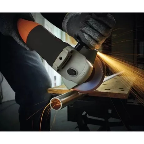 Black and Decker SAROKCSISZOLÓ KOFFERBEN 1200W KG1202-QS